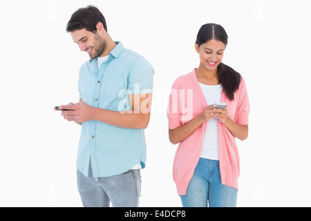 Glückliches Paar Kurzmitteilungen Stockfoto