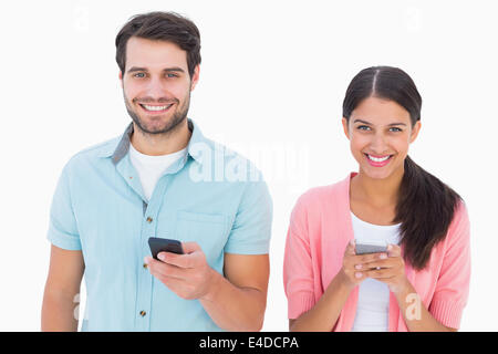 Glückliches Paar Kurzmitteilungen Stockfoto