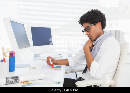 Hipster Geschäftsmann arbeitet an seinem Schreibtisch Stockfoto