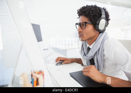 Hipster Geschäftsmann arbeitet an seinem Schreibtisch Stockfoto