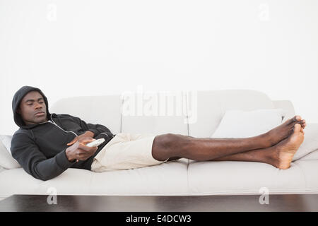 Legerer Mann vor dem Fernseher auf seinem sofa Stockfoto