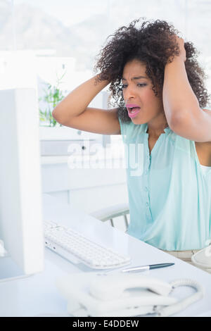 Lässige Geschäftsfrau stressen an ihrem Schreibtisch Stockfoto