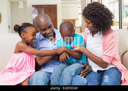 Glückliche Familie entspannen auf der couch Stockfoto