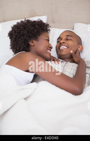 Glückliches Paar zusammen im Bett Stockfoto