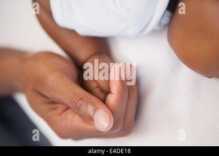 Babyjungen schlafen friedlich auf Couch mit Vater Stockfoto
