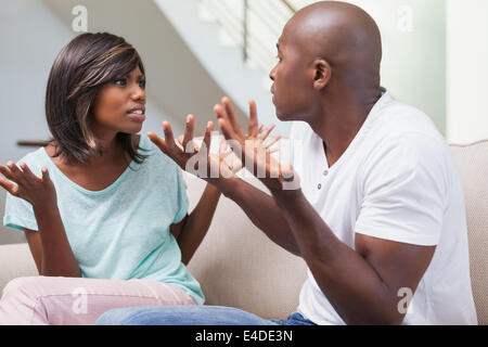 Wütend Paare haben einen Streit auf sofa Stockfoto