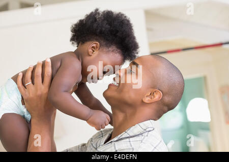 Glücklicher Vater mit seinem Babymädchen Stockfoto