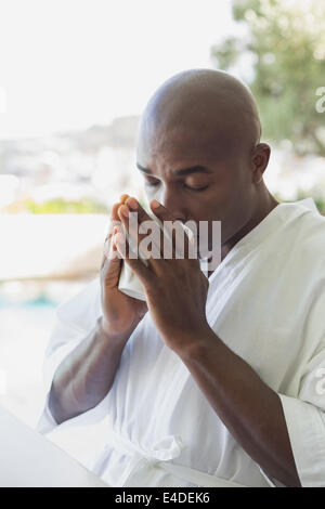 Gut aussehender Mann im Bademantel Kaffeetrinken außerhalb Stockfoto