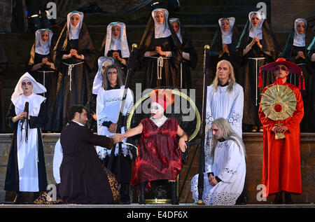 Erfurt, Deutschland. 8. Juli 2014. Katja Bildt als Die Mutter (C), Andreas Lichtenberger als Jedermann (FRONT-L) und der Chor Proben eine Szene für die Premiere von "Jedermann - Die Rockoper" (beleuchtet: jedermann - die Rock-Oper) während die DomStufen-Festspiele in Erfurt, Deutschland, 8. Juli 2014. Das Stück mit der Musik von Wolfgang Boehmer war geschrieben und unter der Regie von Peter Lund und Premiere am 10. Juli 2014. Das Opern-Festival läuft bis 27 Juli DomStufen-Festspiele. Foto: Martin Schutt/Dpa/Alamy Live News Stockfoto