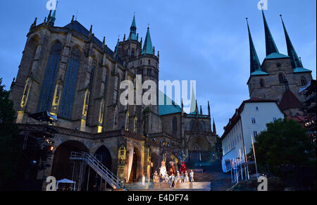 Erfurt, Deutschland. 8. Juli 2014. Schauspieler Proben eine Szene für die Premiere von "Jedermann - Die Rockoper" (beleuchtet: jedermann - die Rock-Oper) während die DomStufen-Festspiele in Erfurt, Deutschland, 8. Juli 2014. Das Stück mit der Musik von Wolfgang Boehmer war geschrieben und unter der Regie von Peter Lund und Premiere am 10. Juli 2014. Das Opern-Festival läuft bis 27 Juli DomStufen-Festspiele. Foto: Martin Schutt/Dpa/Alamy Live News Stockfoto