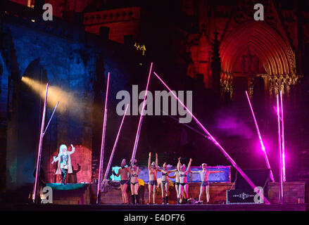 Erfurt, Deutschland. 8. Juli 2014. Schauspieler Proben eine Szene für die Premiere von "Jedermann - Die Rockoper" (beleuchtet: jedermann - die Rock-Oper) während die DomStufen-Festspiele in Erfurt, Deutschland, 8. Juli 2014. Das Stück mit der Musik von Wolfgang Boehmer war geschrieben und unter der Regie von Peter Lund und Premiere am 10. Juli 2014. Das Opern-Festival läuft bis 27 Juli DomStufen-Festspiele. Foto: Martin Schutt/Dpa/Alamy Live News Stockfoto