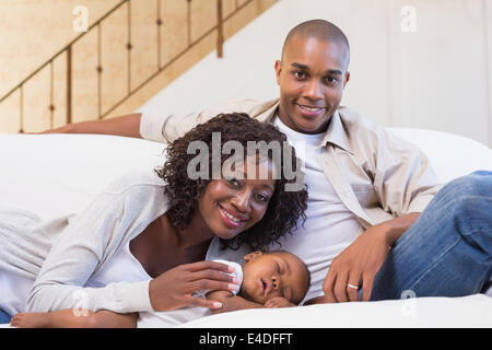 Entzückende Babyjungen schlafen während beobachtet von Eltern Stockfoto