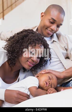 Entzückende Babyjungen schlafen während beobachtet von Eltern Stockfoto