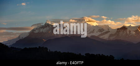 Pokhara, Nepal Annapurna Range, im Morgengrauen im ersten Licht von Pokhara, Panorama Stockfoto