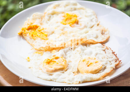 Doppelte Portion Sterne Eiern auf weißen Teller Stockfoto