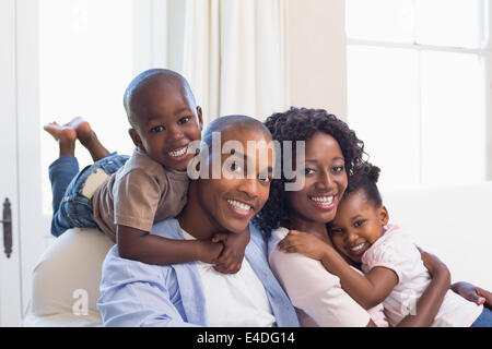 Glückliche Familie zusammen auf der Couch posiert Stockfoto