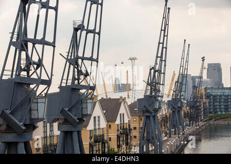 Der O2-Arena und der Emirates Air line Seilbahn hinter Apartments auf dem Royal Victoria Dock, mit alten Kranen. Stockfoto