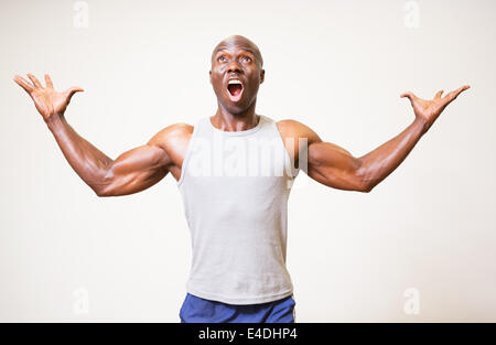 Porträt von einem muskulösen Mann schreien Stockfoto