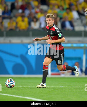 Belo Horizonte, Brasilien. 8. Juli 2014. Deutschlands Toni Kroos steuert den Ball bei der FIFA WM 2014 Halbfinale Fußballspiel zwischen Brasilien und Deutschland im Estadio Mineirão in Belo Horizonte, Brasilien, 8. Juli 2014. Foto: Thomas Eisenhuth/Dpa/Alamy Live News Stockfoto