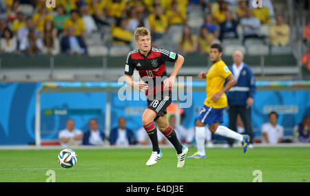 Belo Horizonte, Brasilien. 8. Juli 2014. Deutschlands Toni Kroos steuert den Ball bei der FIFA WM 2014 Halbfinale Fußballspiel zwischen Brasilien und Deutschland im Estadio Mineirão in Belo Horizonte, Brasilien, 8. Juli 2014. Foto: Thomas Eisenhuth/Dpa/Alamy Live News Stockfoto