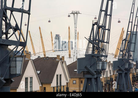 Der O2-Arena und der Emirates Air line Seilbahn hinter Apartments auf dem Royal Victoria Dock, mit alten Kranen. Stockfoto