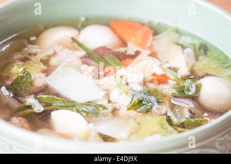 Klare Suppe mit Ei-Tofu, gehacktem Schweinefleisch und Gemüse Stockfoto