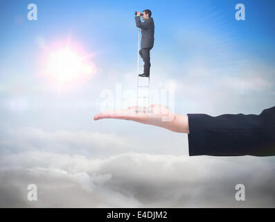 Zusammengesetztes Bild der Geschäftsmann auf Leiter stehend Stockfoto
