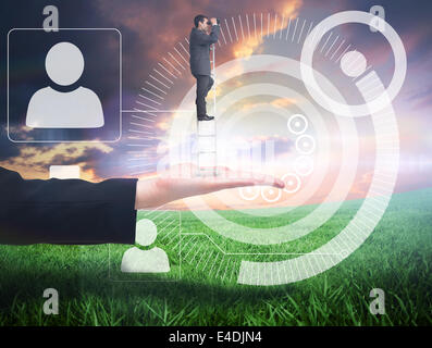 Zusammengesetztes Bild der Geschäftsmann auf Leiter stehend Stockfoto