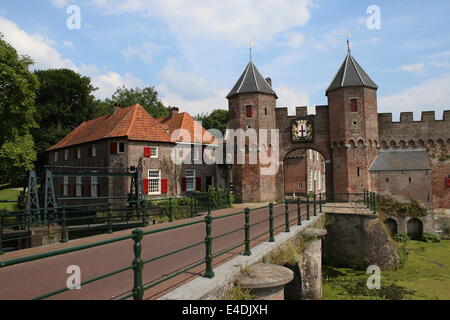 Koppeltor einen sehr gut erhaltenen 15. Jahrhundert Stadttor und Watergate in die Stadt Amersfoort, die Niederlande Stockfoto