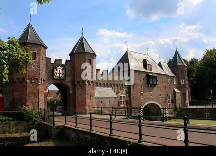 Koppeltor, ein 15. Jahrhundert sehr gut erhaltene Stadttor in Amersfoort, die Niederlande Stockfoto
