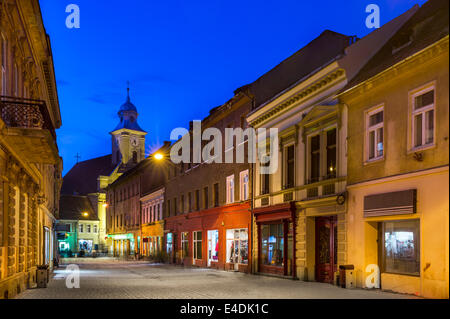 Brasov, Rumänien. Michael Weiss-Straße in der historischen Innenstadt von Brasov, wichtigste touristische Stadt in Siebenbürgen. Stockfoto