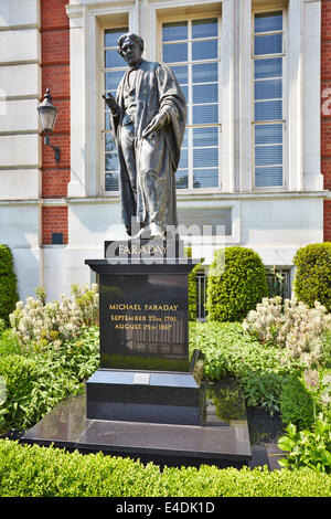 Statue von Michael Faraday Savoy Hotel, London Stockfoto