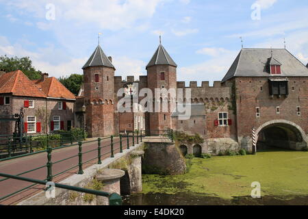 Koppeltor einen sehr gut erhaltenen 15. Jahrhundert Stadttor in Amersfoort, die Niederlande Stockfoto