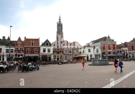 Hof mit Onze Lieve Vrouwen "Toren" (The Tower von unserer lieben Frau) in der inneren Stadt Amersfoort, die Niederlande Stockfoto