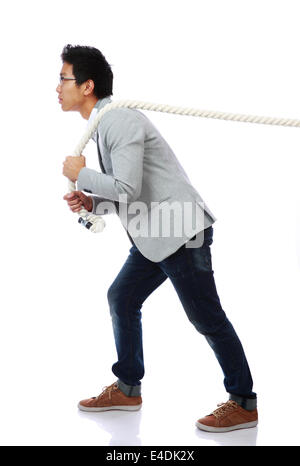 In voller Länge Portrait eines Mannes ziehen Seil über weißem Hintergrund Stockfoto