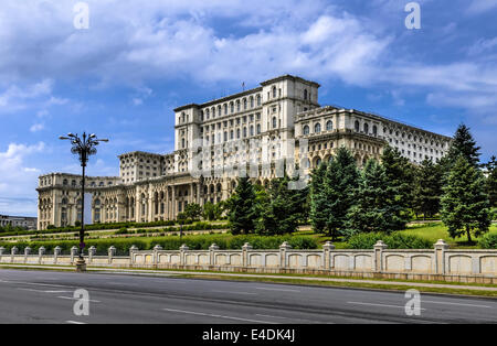 Der Parlamentspalast, das zweitgrößte Gebäude der Welt, gebaut von Diktator Ceausescu in Bukarest, Rumänien. Stockfoto