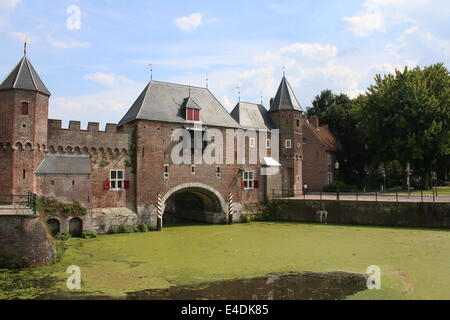 Koppeltor einen sehr gut erhaltenen 15. Jahrhundert Stadttor in Amersfoort, die Niederlande Stockfoto