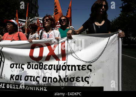 Thessaloniki, Griechenland. 9. Juli 2014. Verkettete Demonstranten halten eine Fahne, die keine Entlassungen während 24-Stunden-Streik des öffentlichen Sektors Union ADEDY liest. Protest gegen das Gesetz, gefördert von der Regierung für die Beurteilung der Beamtinnen und Beamten sowie argumentiert, dass dies zur Entlassung von Beamten führen wird. Thessaloniki, Griechenland am 9. Juli 2014. Bildnachweis: Konstantinos Tsakalidis/Alamy Live-Nachrichten Stockfoto