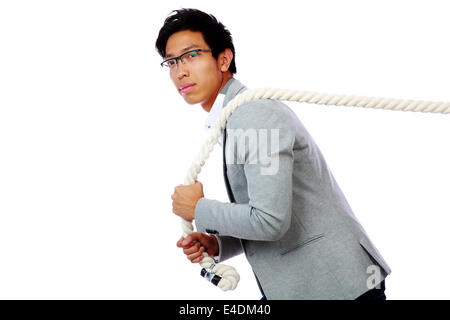 Porträt eines Mannes ziehen Seil über weißem Hintergrund Stockfoto