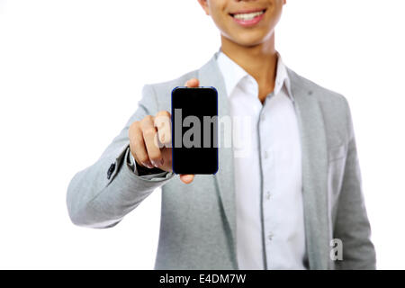Lächelnder asiatischen Mann mit Smartphone auf weißem Hintergrund. Smartphone im Fokus Stockfoto