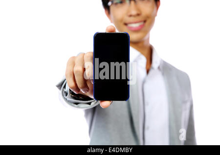 Lächelnder asiatischen Mann mit Smartphone auf weißem Hintergrund. Smartphone im Fokus Stockfoto