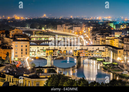Toskana, Italien. Twilight-Landschaft von Florenz mit Ponte Vecchio mittelalterliche Brücke über den Fluss Arno. Stockfoto