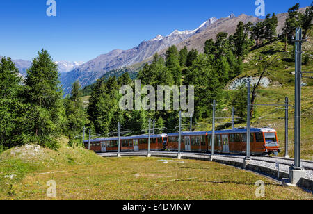 Zug von Zermatt nach Gornergrat in europäischen Wahrzeichen der Schweiz Alpen Stockfoto