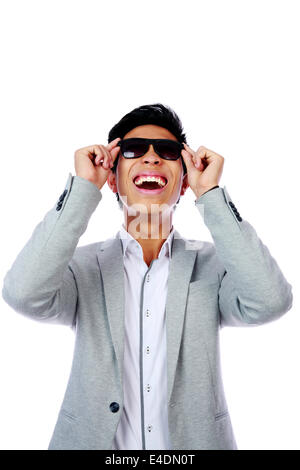 Mode asiatischer Mann mit Sonnenbrille auf weißem Hintergrund Stockfoto