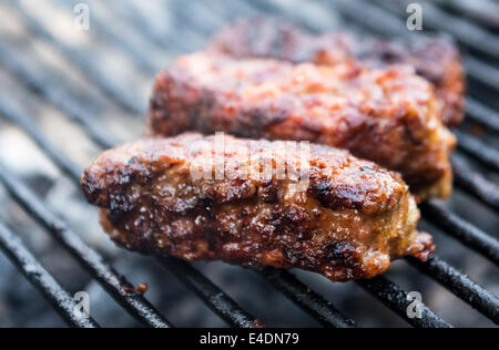 Traditionelle rumänische Speisen, Grill mit Grillfleisch rollt, Mititei oder Mici (Rind, Schwein und Lamm Fleisch) Stockfoto