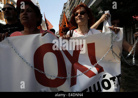 Thessaloniki, Griechenland. 9. Juli 2014. Verkettete Demonstranten halten eine Fahne, die keine Entlassungen während 24-Stunden-Streik des öffentlichen Sektors Union ADEDY liest. Protest gegen das Gesetz, gefördert von der Regierung für die Beurteilung der Beamtinnen und Beamten sowie argumentiert, dass dies zur Entlassung von Beamten führen wird. Thessaloniki, Griechenland am 9. Juli 2014. Bildnachweis: Konstantinos Tsakalidis/Alamy Live-Nachrichten Stockfoto