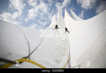 Berlin, Deutschland. 9. Juli 2014. Fassaden-Kletterer reinigen Sie das Dach der Event-location Tempodrom in Berlin, Deutschland, 9. Juli 2014. Die Lage hat die Form einer Zirkus-Zelt und als neues Tempodrom 2001 wiedereröffnet. Foto: Kay Nietfeld/Dpa/Alamy Live News Stockfoto