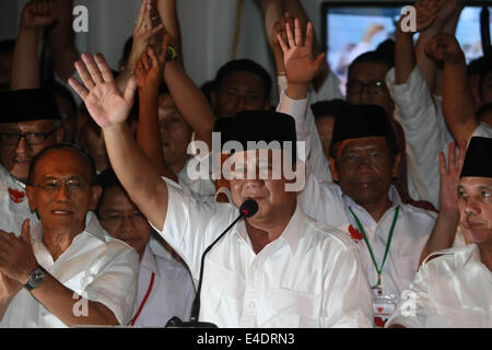 Süd-Jakarta, Jakarta, Indonesien. 9. Juli 2014. Der Ausdruck des Präsidentschaftskandidaten, PRABOWO SUBIANTO, beim Ansehen der Wahl schnelle Zählung in Jakarta. Ca. 188 Millionen indonesische Wähler, die in dem Gebiet von Indonesien, ihre Stimme direkt an den Präsidenten und Vizepräsidenten wählen für 2014-2019 geben. Wie bekannt, sind die Präsidentschaftskandidaten PRABOWO SUBIANTO - Hatta Rajasa und Joko Widodo - Muhammad Jusuf Kalla. Bildnachweis: Afriadi Hikmal/ZUMA Draht/Alamy Live-Nachrichten Stockfoto