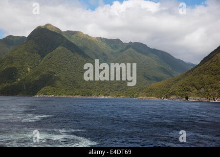 Sonnige Berge im Doubtful Sound Stockfoto