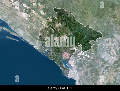 Montenegro, Europa, Echtfarben-Satellitenbild mit Rand und Maske. Satellitenansicht von Montenegro (mit Rand und Maske). Dies Stockfoto